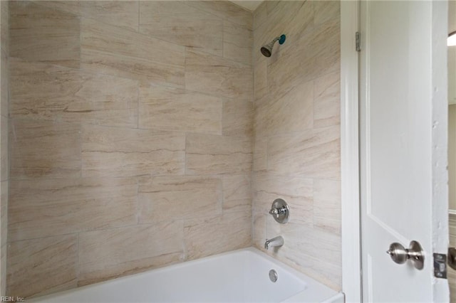 bathroom featuring tiled shower / bath