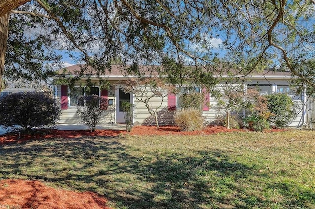 view of front of house featuring a front yard