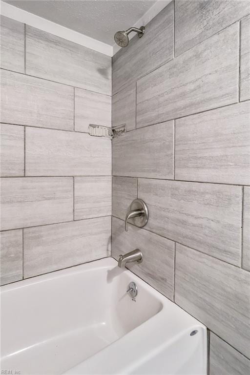 bathroom with tiled shower / bath