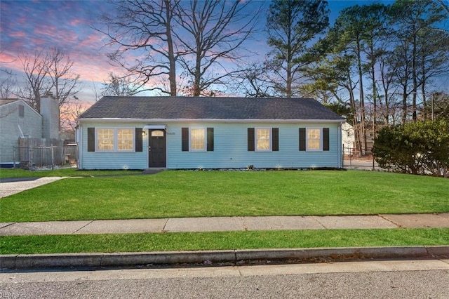 view of front of house featuring a lawn