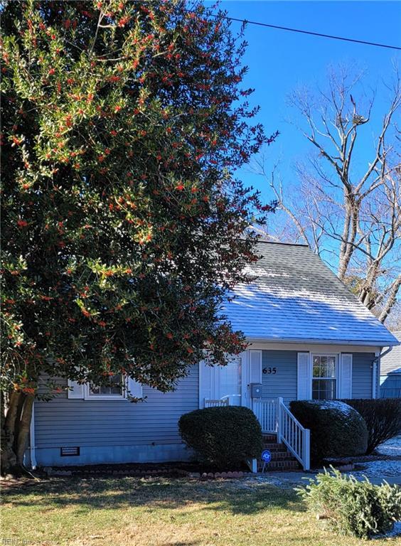 view of front facade with a front lawn