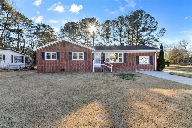 single story home featuring a front lawn