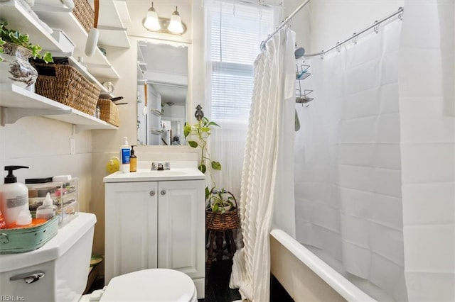 full bathroom featuring shower / tub combo with curtain, vanity, and toilet