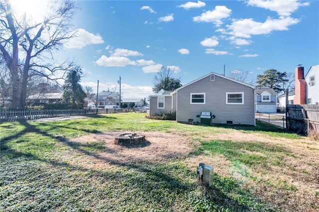 view of yard featuring an outdoor fire pit