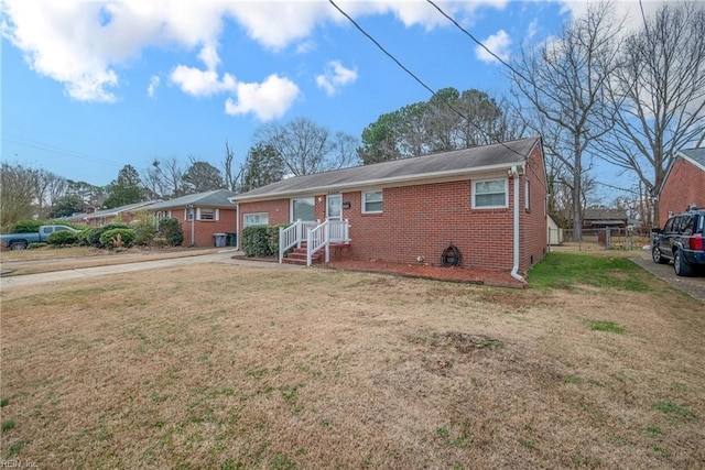 view of front of property featuring a front lawn