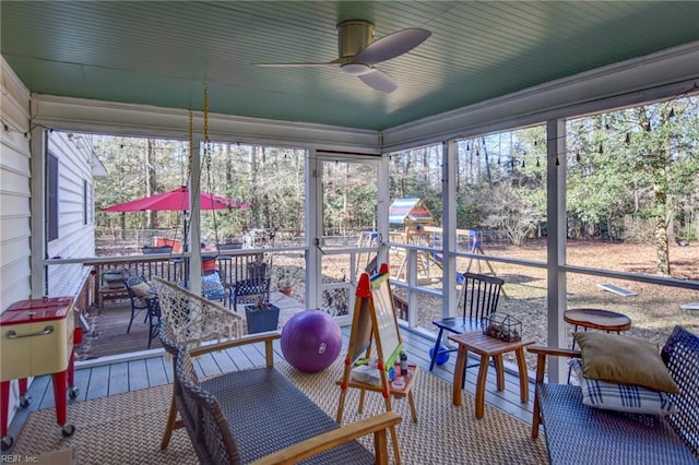 sunroom with ceiling fan