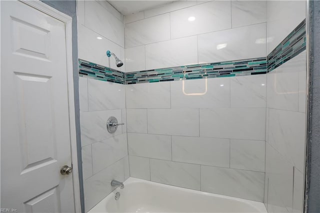 bathroom with tiled shower / bath combo