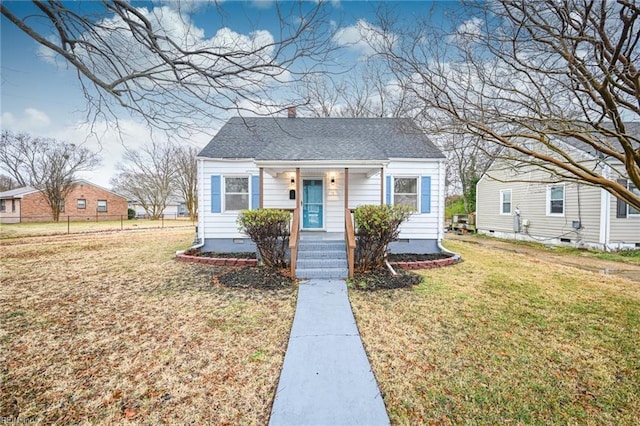 bungalow featuring a front lawn