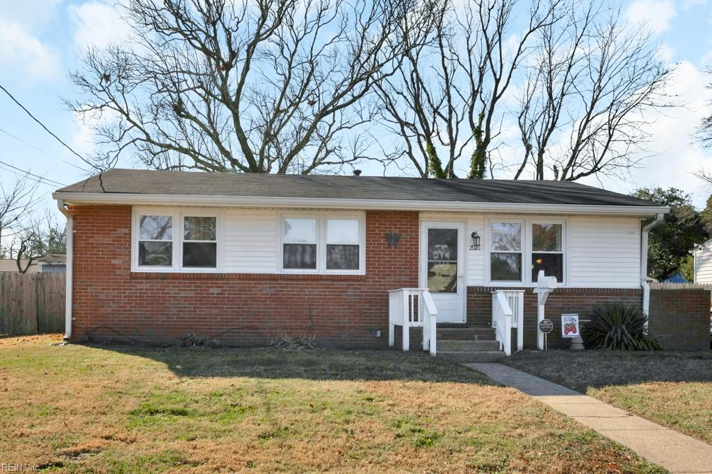 view of front of home featuring a front lawn