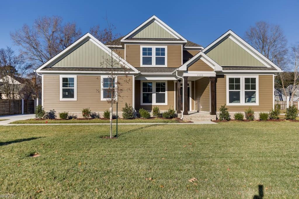 craftsman house featuring a front yard