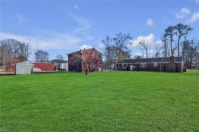 view of yard with an outbuilding