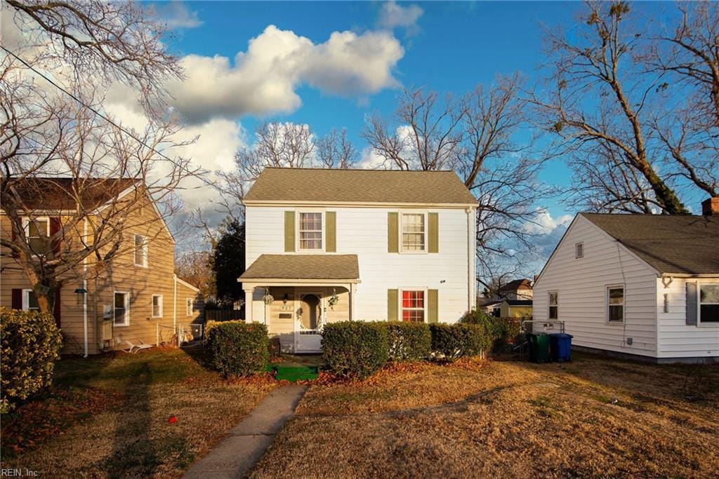 view of front of property with covered porch and a front lawn