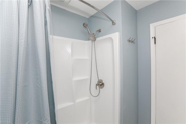 bathroom featuring a shower with shower curtain