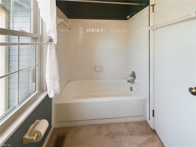 bathroom with tiled shower / bath