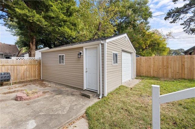 view of outdoor structure featuring a garage and a yard