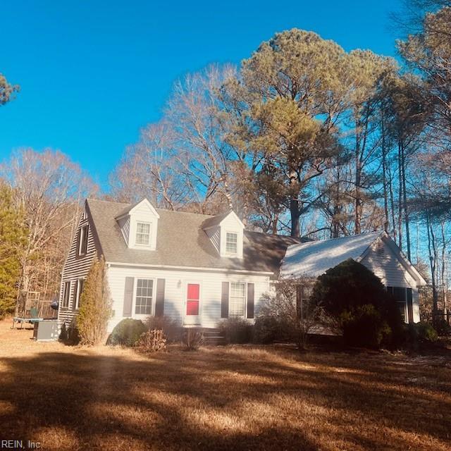 view of front of property with a front lawn