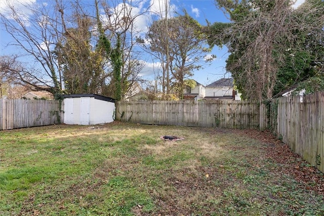 view of yard featuring a storage shed