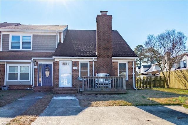 view of front of property featuring a wooden deck and a front lawn