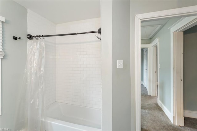 bathroom with shower / bath combo