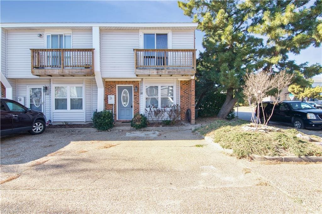 townhome / multi-family property featuring a balcony