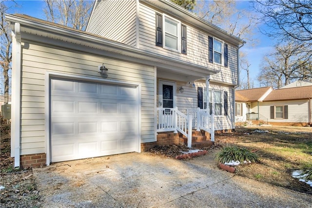 view of front property featuring a garage