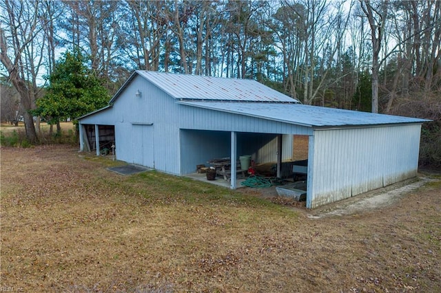 view of outbuilding featuring a yard