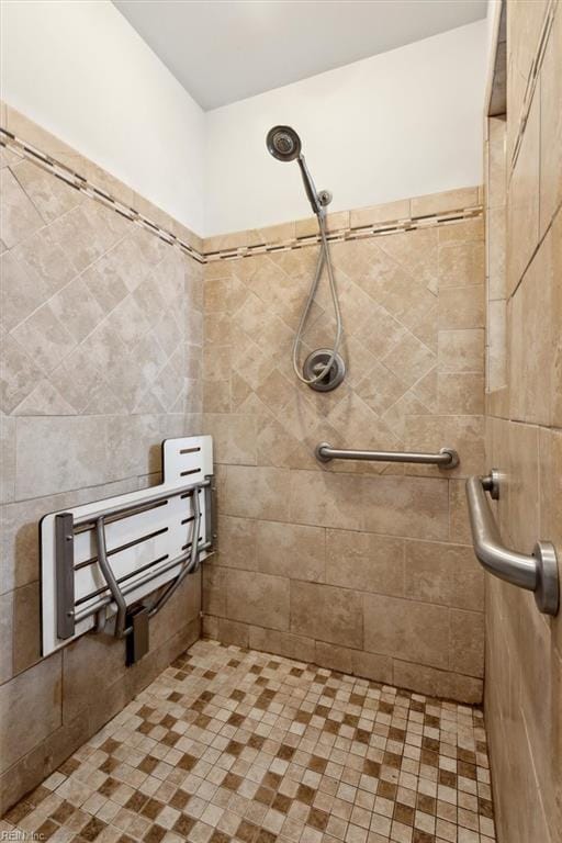 full bathroom featuring a tile shower