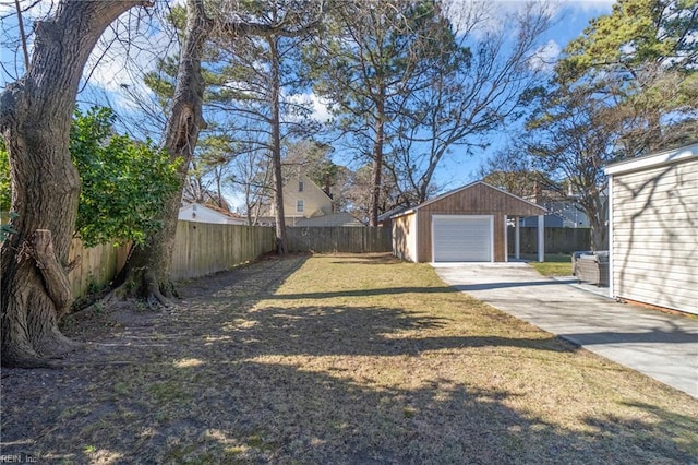 view of yard featuring a garage and an outdoor structure