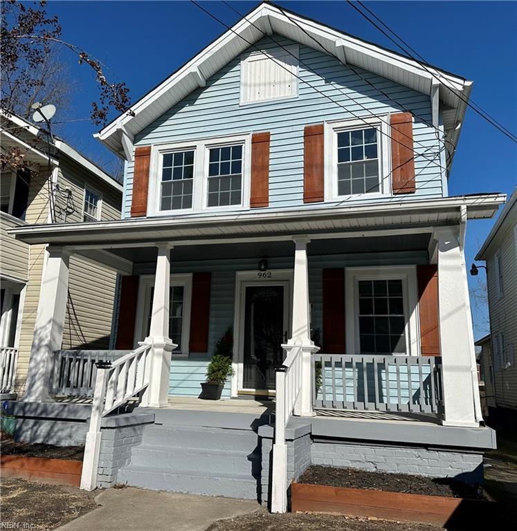 view of front facade with covered porch