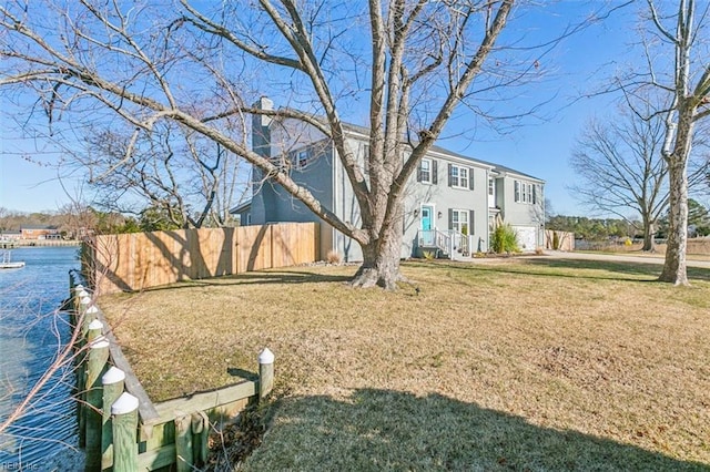 view of yard featuring a water view