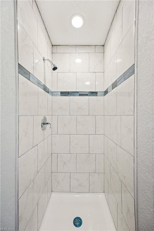 bathroom featuring tiled shower