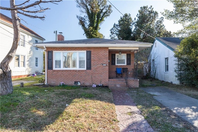 bungalow featuring a front lawn