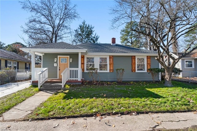 view of front of property featuring a front yard