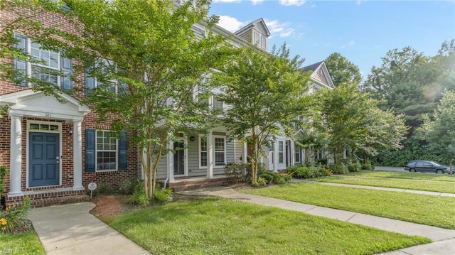 view of front of house featuring a front lawn