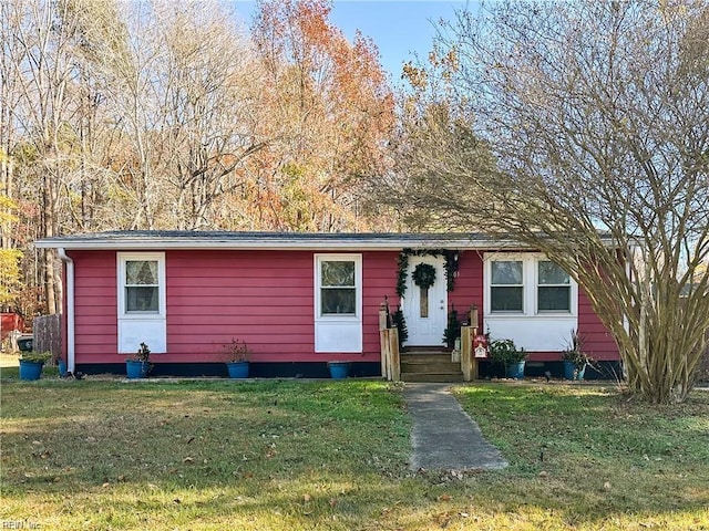 view of front facade featuring a front yard