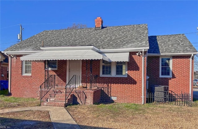 bungalow-style home featuring a front lawn