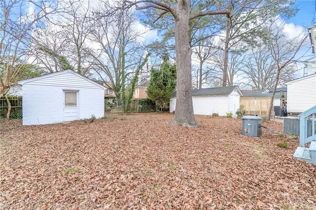 view of yard featuring a shed