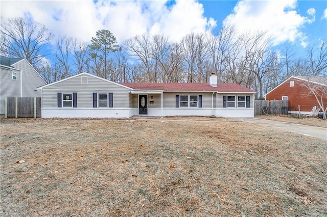 ranch-style home featuring a front lawn