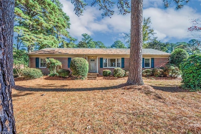 ranch-style house featuring a front lawn