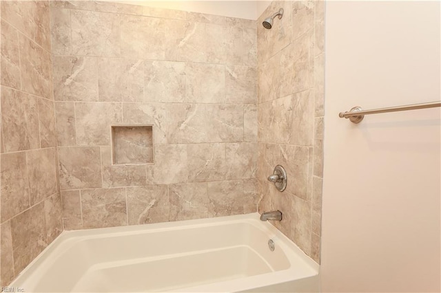 bathroom with tiled shower / bath combo