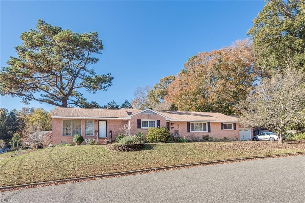 single story home with a front yard