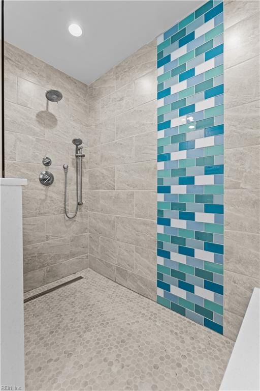 bathroom featuring tiled shower