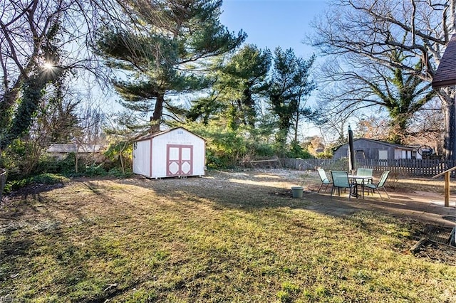 view of yard with a storage unit