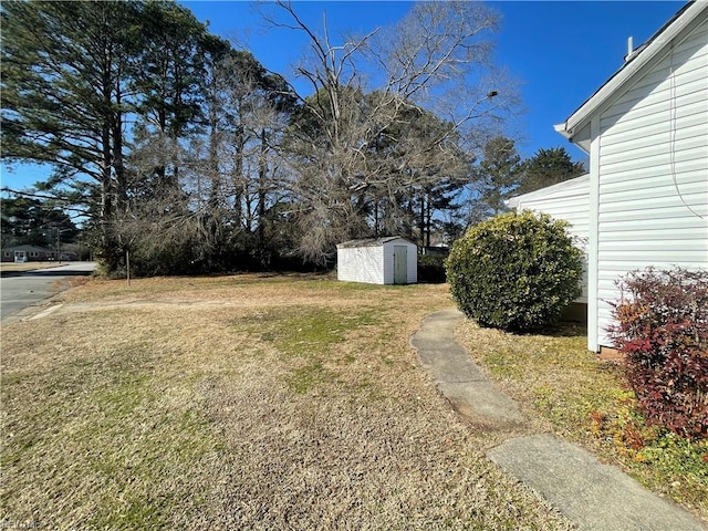 view of yard with a storage shed