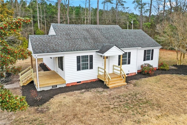 view of front of house featuring a front lawn