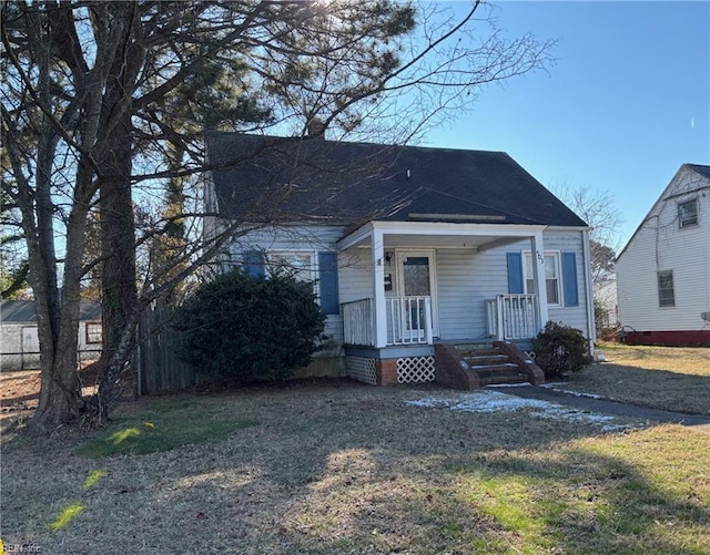 bungalow featuring a front lawn