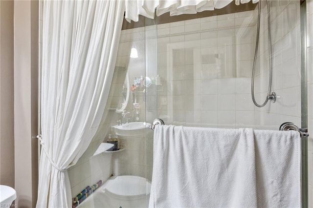 bathroom with toilet and tiled shower