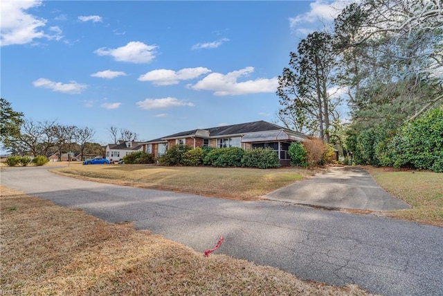 ranch-style home featuring a front lawn