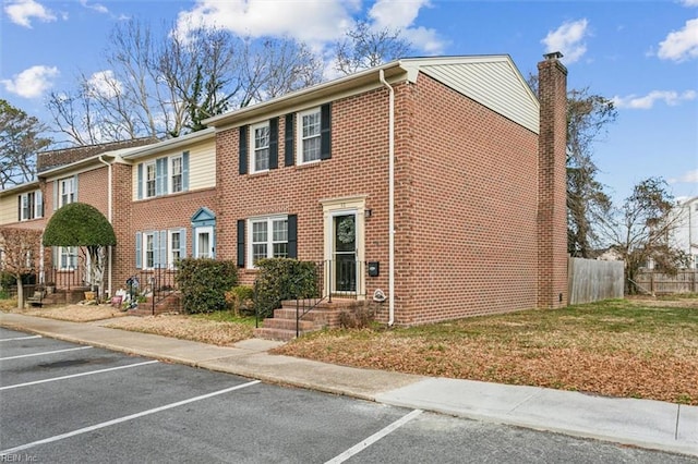 view of front of home featuring a front lawn