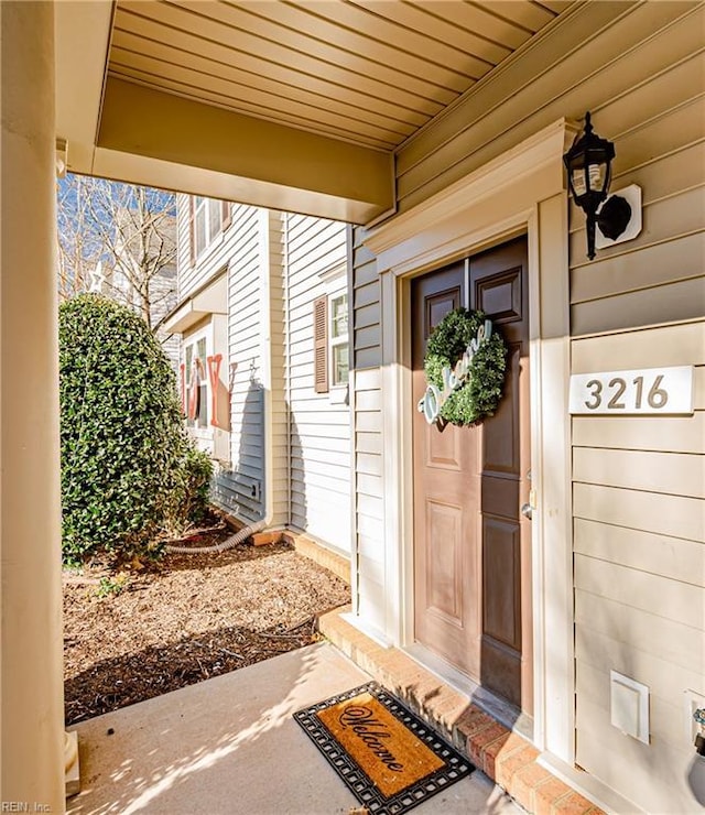 entrance to property featuring covered porch